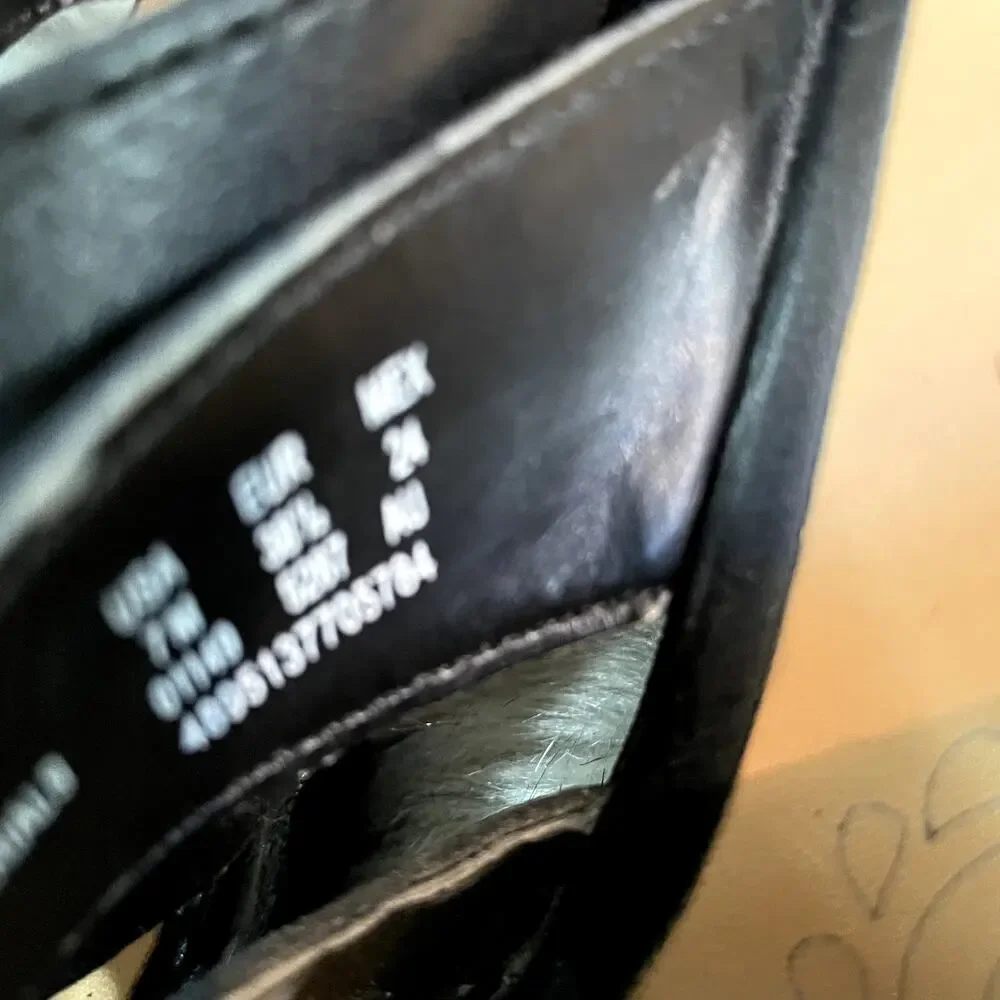 Thom McAn Women's Black Leather Wedge Sandals Size 7 flat bottom open toe